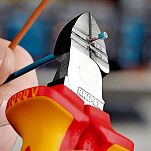 Szczypce izolowane tnące boczne z oczkami do ściągania izolacji KNIPEX 14 26 160 - 3