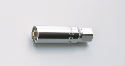 Nasadka do świec zapłonowych z klipsem 18x70mm KOKEN