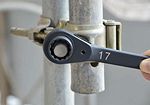 Dwustronny klucz nasadowy z grzechotką 21 x 23 mm, dł. 365 mm KING TONY 15002123P - 4